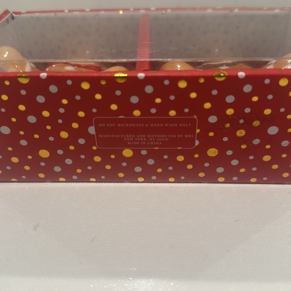 NIB  GINGERBREAD MEN SET OF TWO PIECE SALT AND PEPPER SHAKERS. - Picture 4 of 4